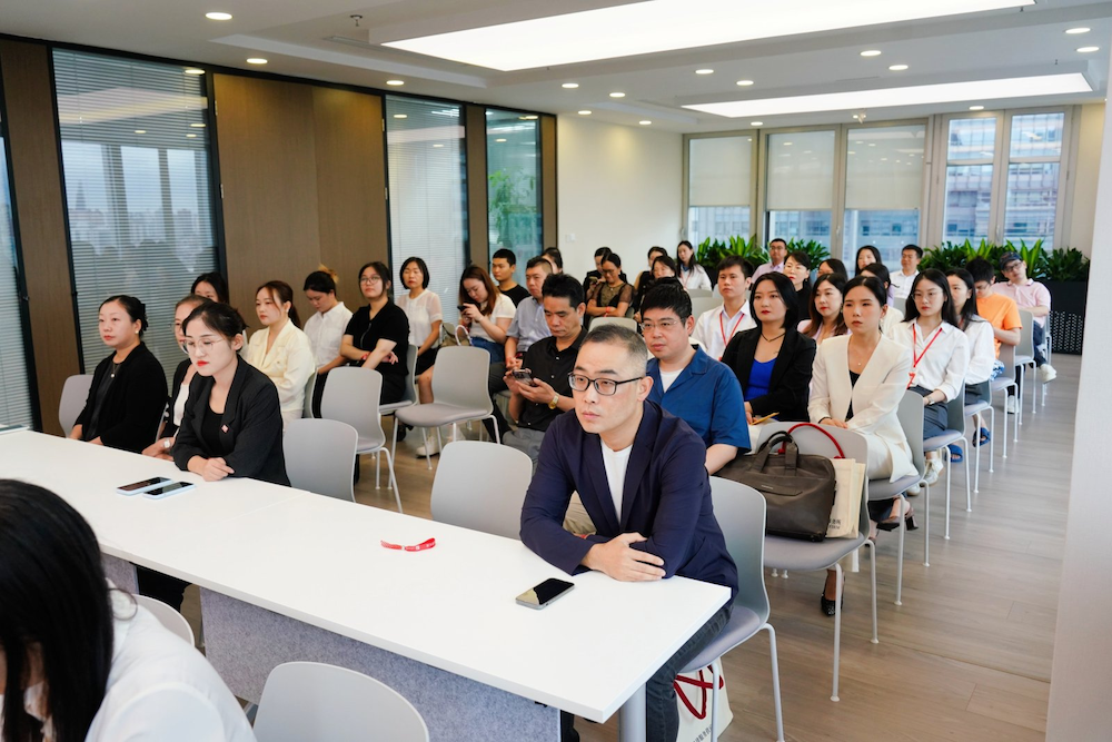 签约现场,青年律师进行圆桌分享 签约现场,青年律师进行圆桌分享